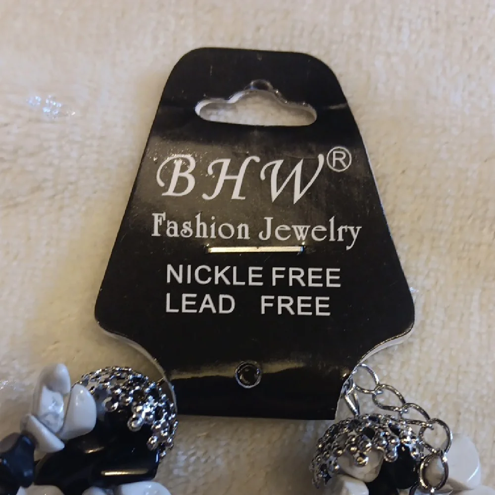 NWT. Beautiful Black and White Multi-strand Beaded Necklace - Picture 3 of 5